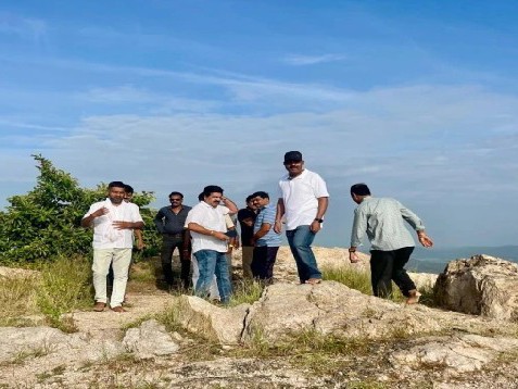 తిరుమలయ్య గుట్టలో ప్లాస్టిక్ నిర్మూలన