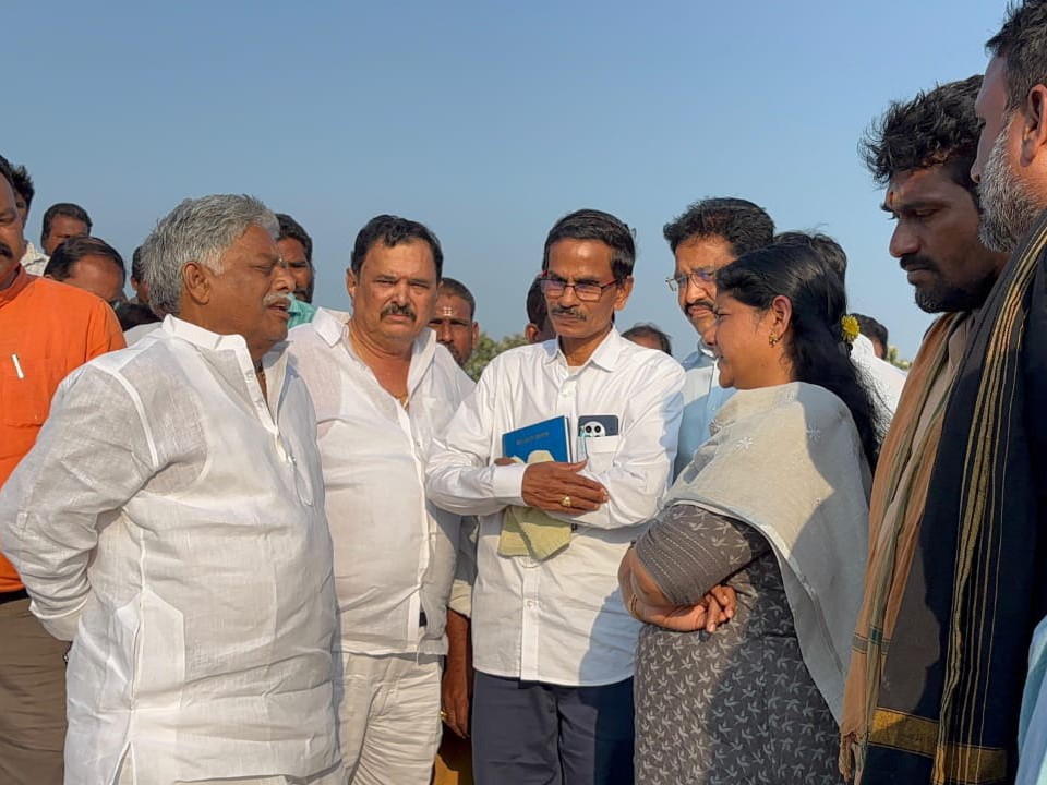 వరద ప్రభావిత ప్రాంతాలలో పర్యటించిన ఎమ్మెల్యే