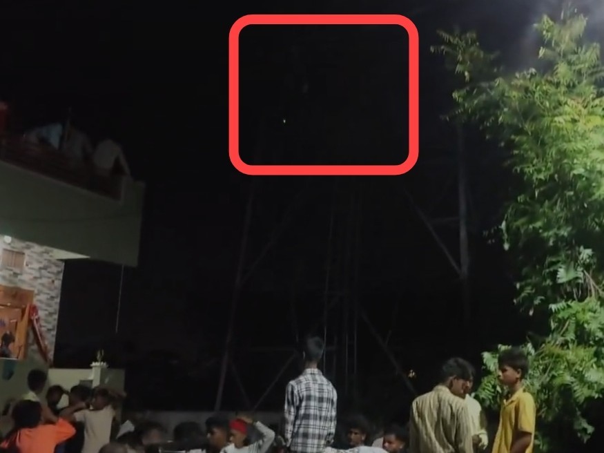 సెల్ టవర్ ఎక్కిన యువకుడు