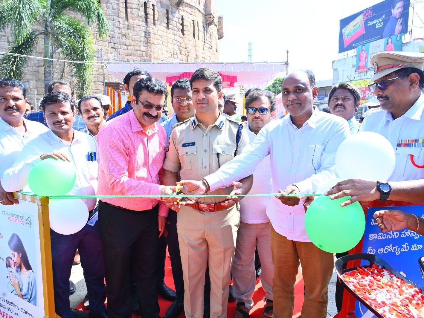 ట్రాఫిక్ నియంత్రణ బారికేడ్స్‌ను ప్రారంభించిన ఎస్పీ