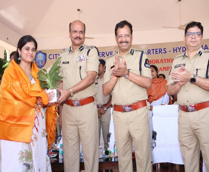 నిహారికను సన్మానించిన డీజీపీ శశిధర్ రెడ్డి