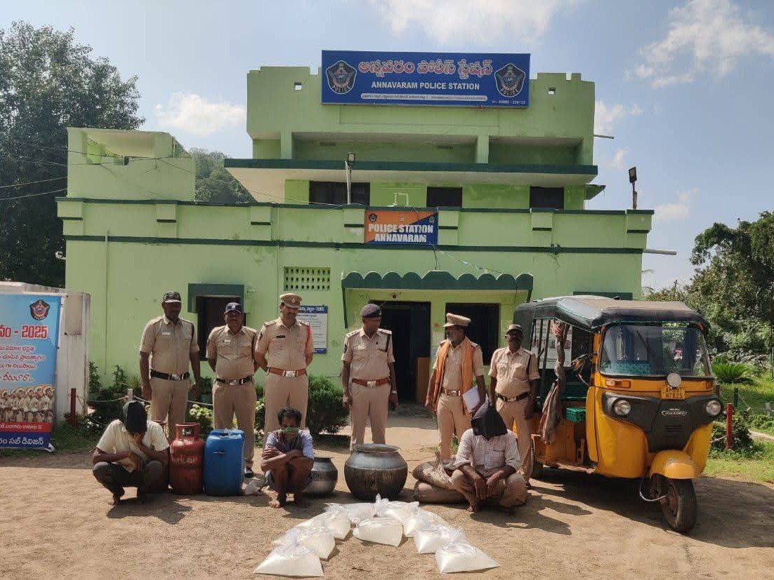 నాటు సారా విక్రయం.. ముగ్గురు అరెస్ట్