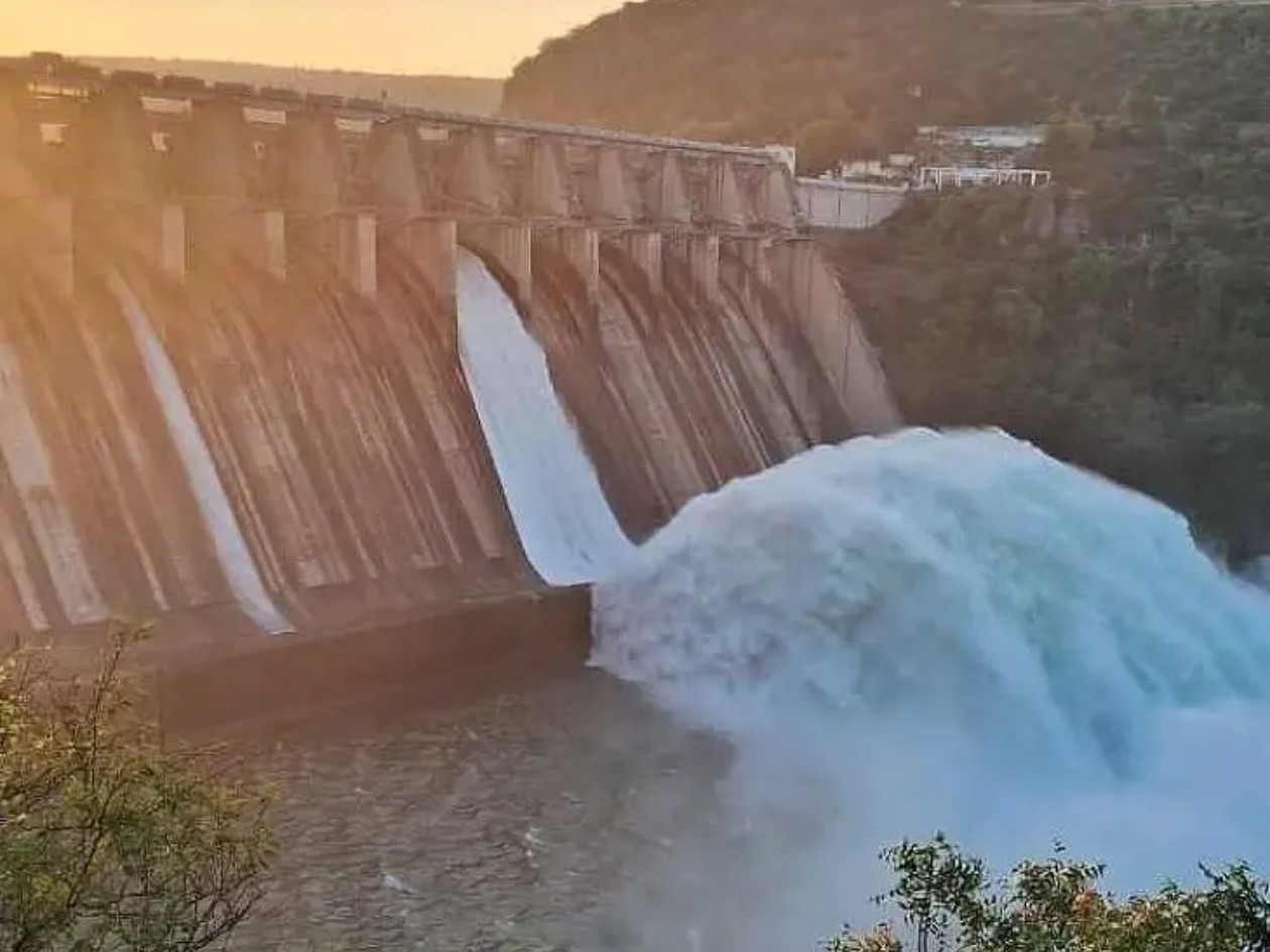 శ్రీశైలం డ్యామ్ ఒక గేటు ఓపెన్