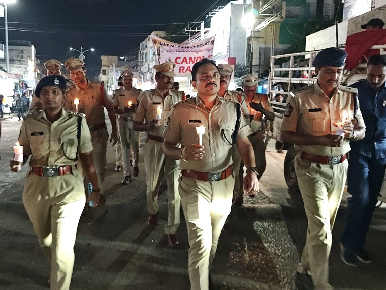 కొవ్వొత్తుల ర్యాలీలో పాల్గొన్న ఎస్పీ