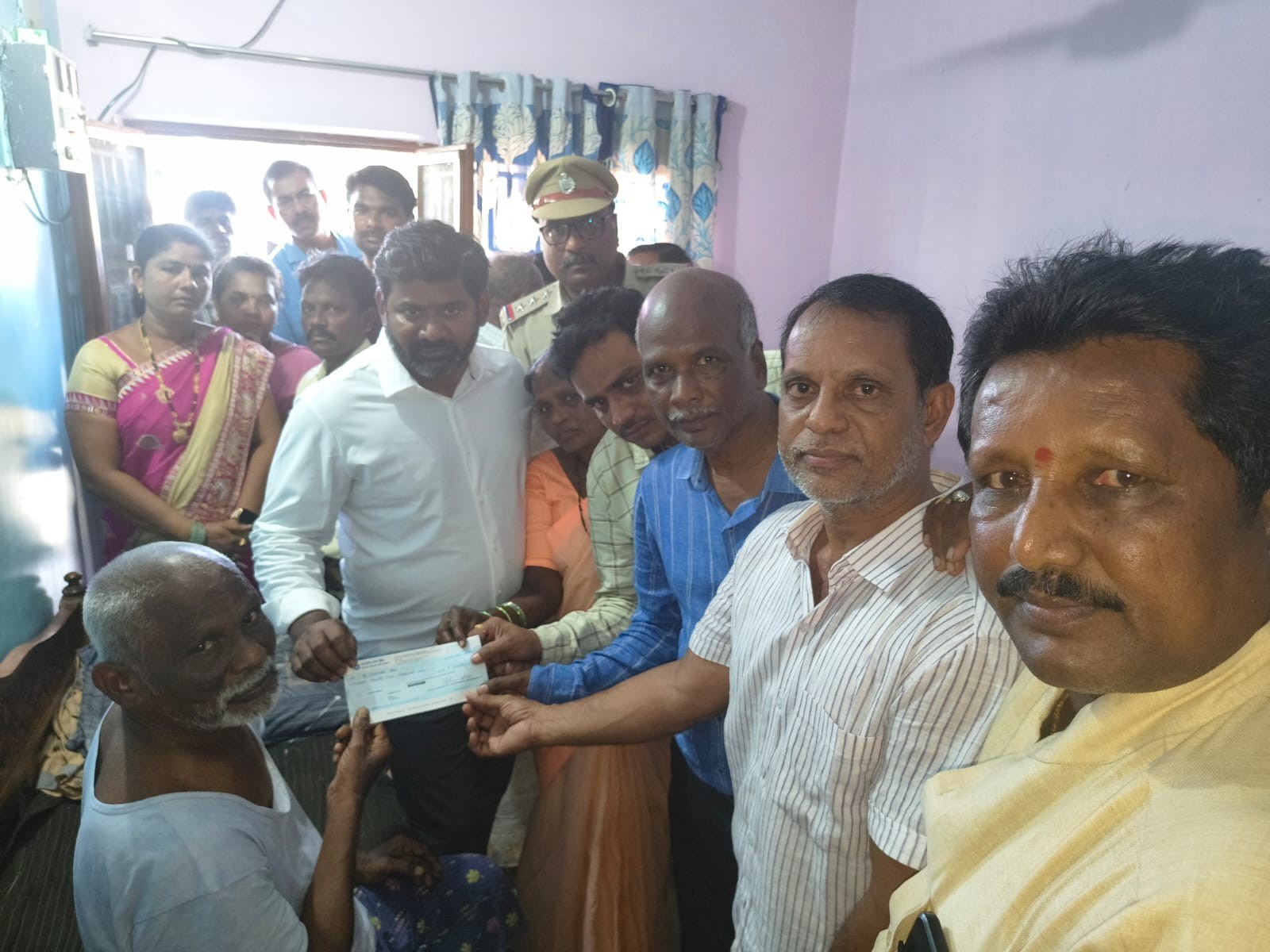 పేలుడు ఘటనలో బాధితులకు చెక్కులు అందుజేత