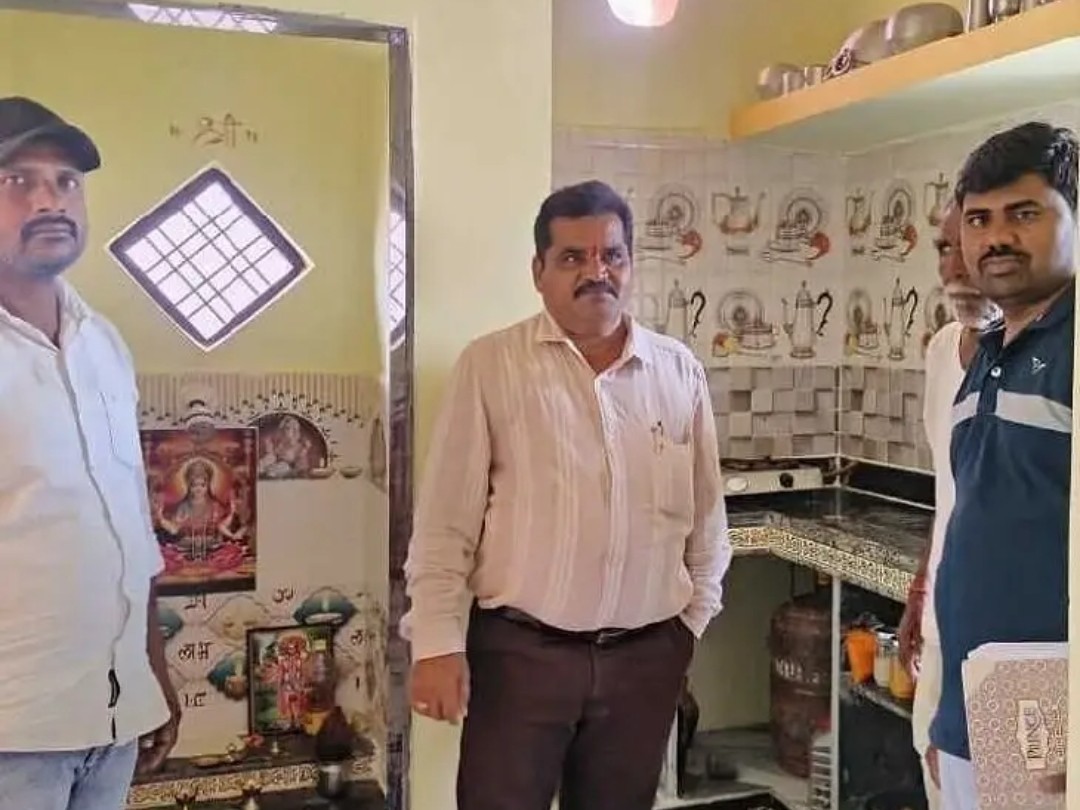 ఇందిరమ్మ ఇళ్లను తనిఖీ చేసిన ఎంపీడీవో