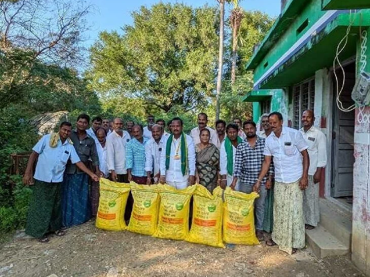 నాగులవెల్లటూరులో యూరియా పంపిణీ