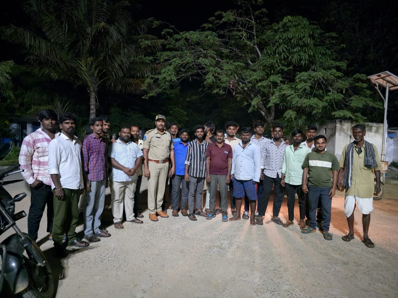 పులి సంచారంపై అవగాహన కల్పించిన  ఫారెస్ట్ అధికారులు