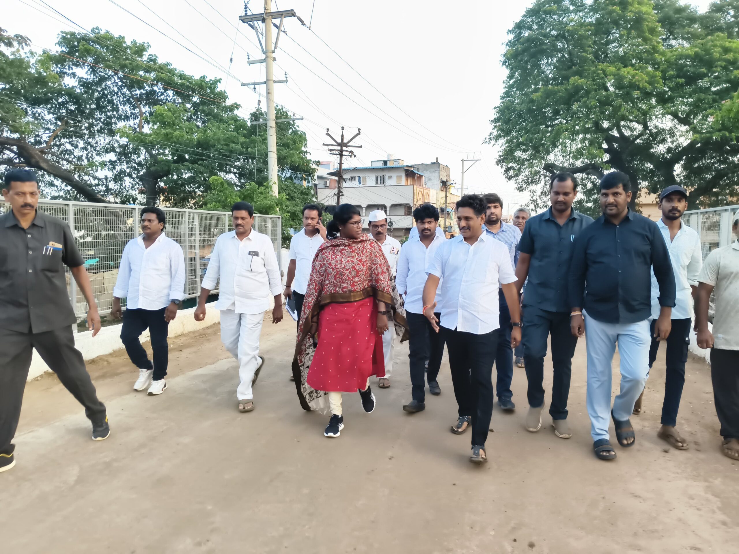 వంతెనను పరిశీలించిన కలెక్టర్, ఎమ్మెల్యే