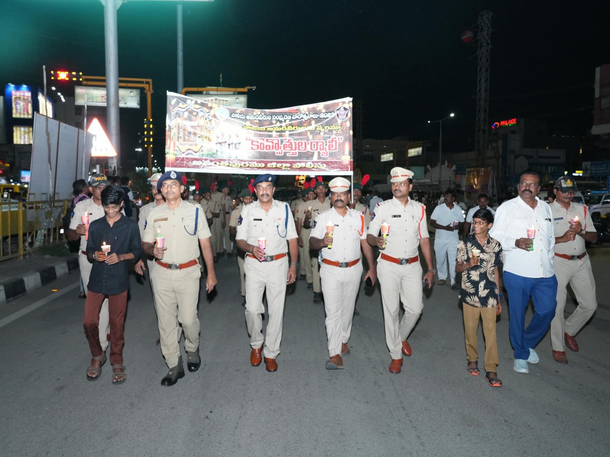 పోలీసు అమరవీరులకు కొవ్వొత్తుల ర్యాలీతో ఘన నివాళి