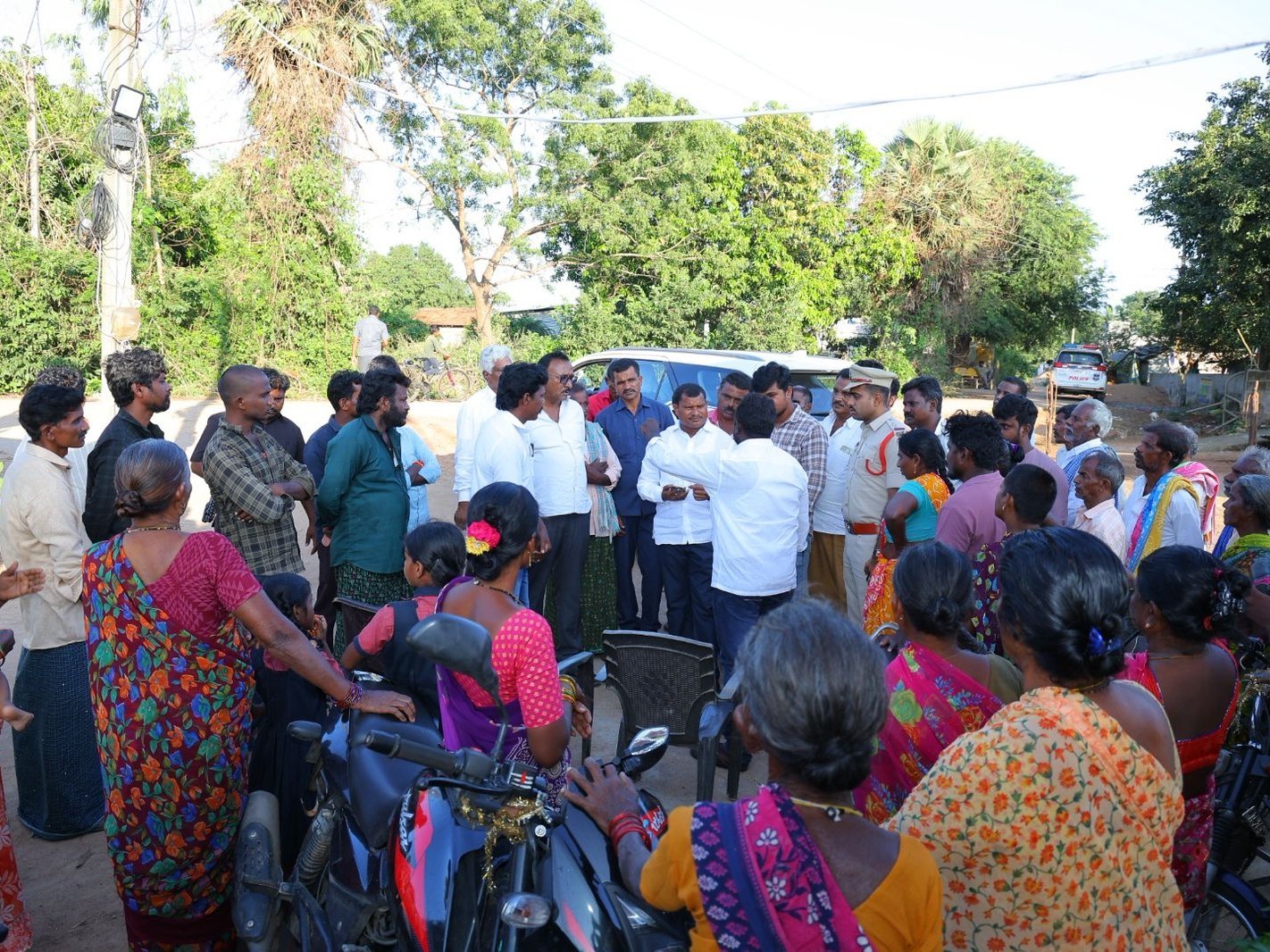 ఇందిరమ్మ ఇళ్ల నిర్మాణాలను పరిశీలించిన ఎమ్మెల్యే