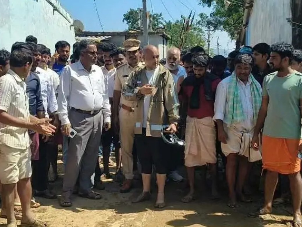 మర్లపాడు తండాను సందర్శించిన కలెక్టర్లు