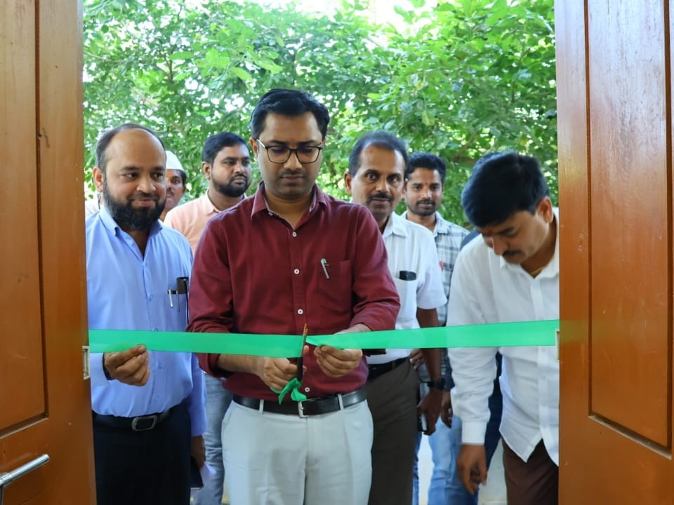 ధాన్యం కొనుగోలు కంట్రోల్ రూమ్ ప్రారంభించిన  కలెక్టర్