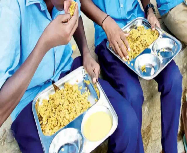 ఫుడ్ పాయిజనింగ్‌తో 52 మంది విద్యార్థులు అస్వస్థత