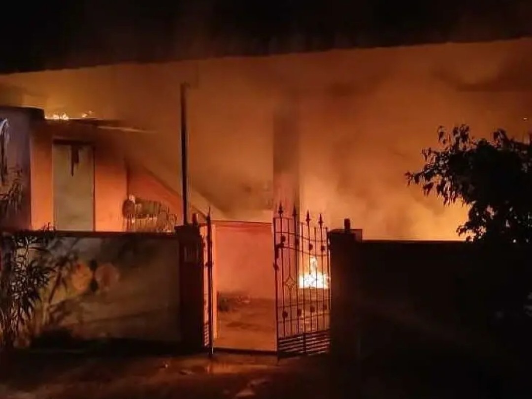 చౌడేపల్లెలో ఇంట్లో మంటలు