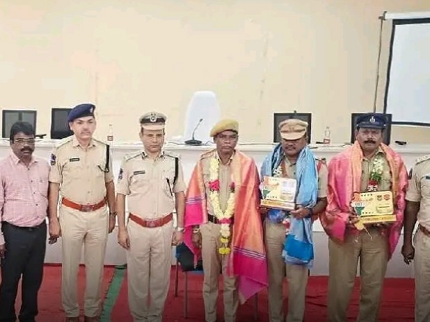 పదవీ విరమణ పొందిన పోలీస్ లకు CP సత్కారం