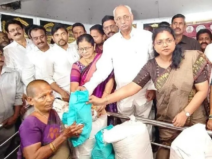 నిత్యవసర సరకులు పంపిణీ చేసిన కలెక్టర్