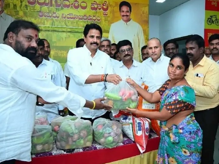 నిత్యవసరాలు పంపిణీ చేసిన ఎమ్మెల్యే ఆరిమిల్లి