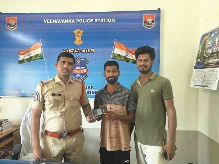పోయిన మొబైల్ రికవరీ.. బాధితుడికి అప్పగింత