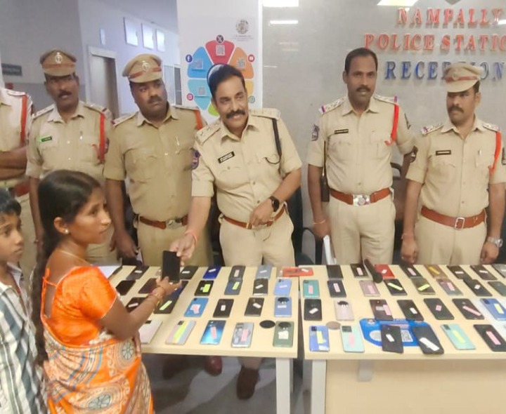 బాధితులకు సెల్ ఫోన్లను అందించిన ఏసీపీ