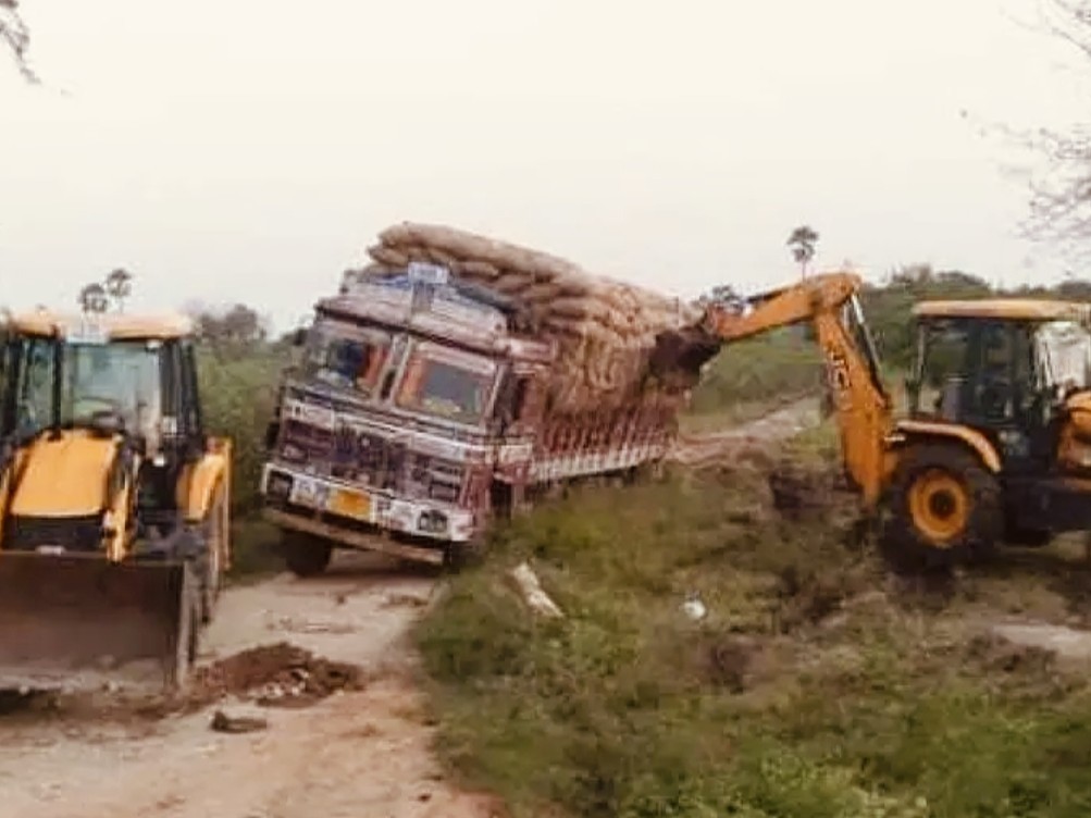 మట్టిలో కూరుకుపోయిన ధాన్యం లారీ