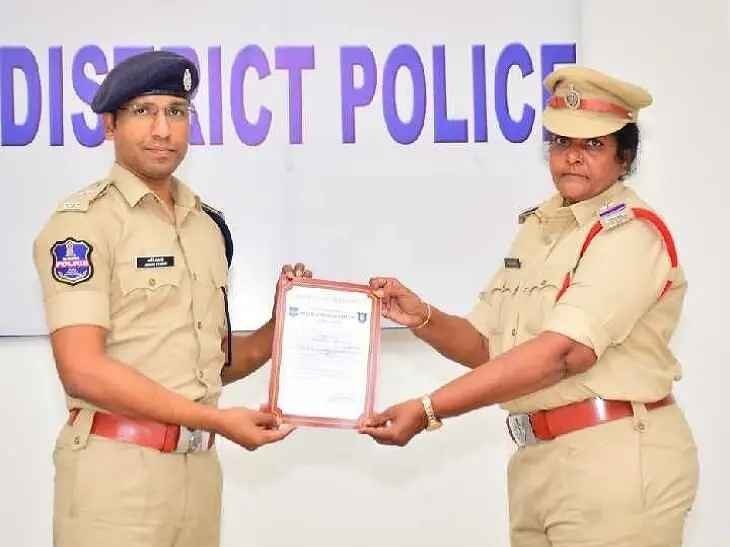 ఉత్తమ ప్రతిభ చూపిన పోలీసులకు ప్రశంస పత్రాలు