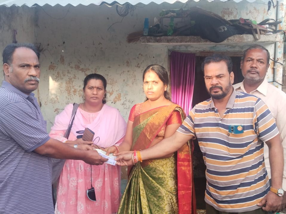 ఎన్టీఆర్ భరోసా పింఛన్ పంపిణీ చేసిన కమిషనర్