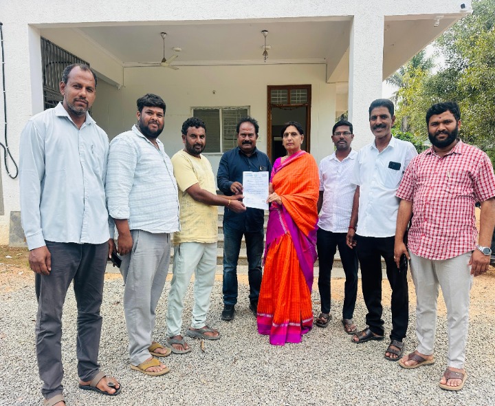 చికిత్సకు ఎమ్మెల్యే ఆర్థిక సహాయం