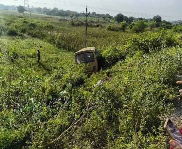పొలాల్లోకి దూసుకువెళ్లిన స్కూల్ వ్యాన్