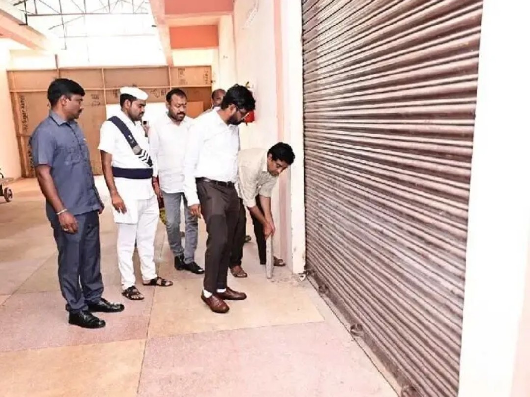 ఈవీఎం గొడౌన్ తనిఖీ చేసిన కలెక్టర్