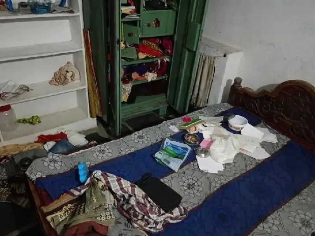 పందిళ్లపల్లిలో పట్టపగలే చోరీ