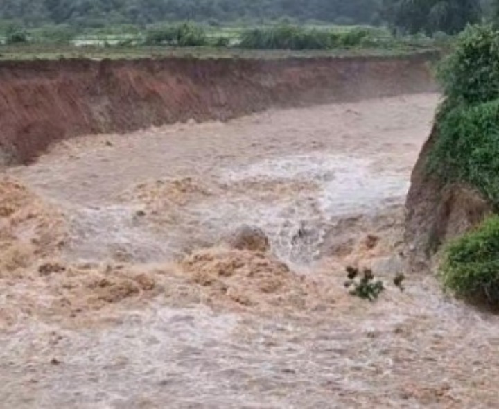 సింగరాయకొండలో రాతి చెరువుకు గండి