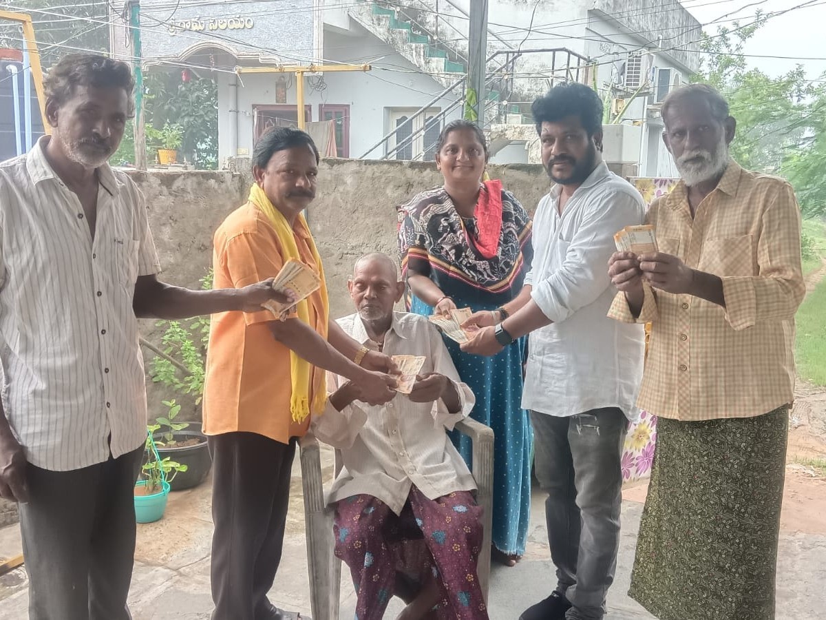 లబ్ధిదారులకు పెన్షన్ నగదు పంపిణీ
