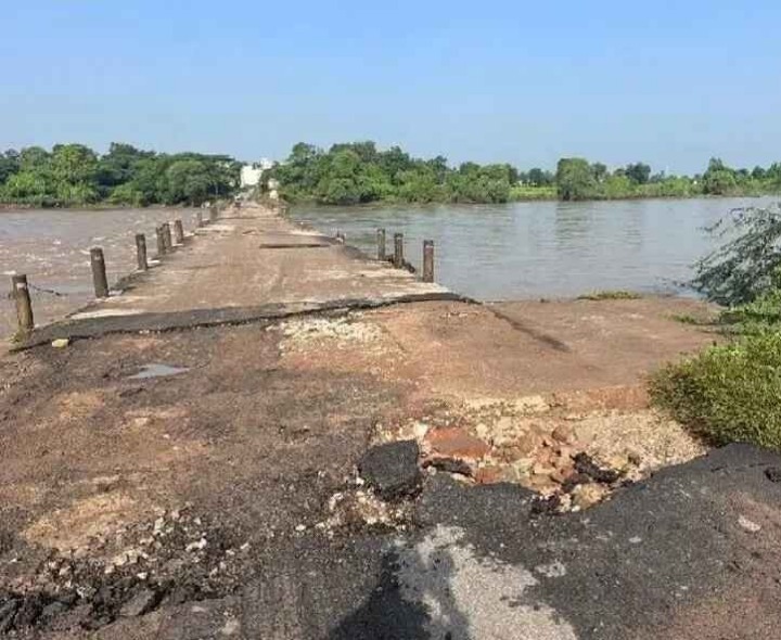 వర్షాలకు దెబ్బతిన్న వంతెన.. ప్రజల ఇబ్బందులు