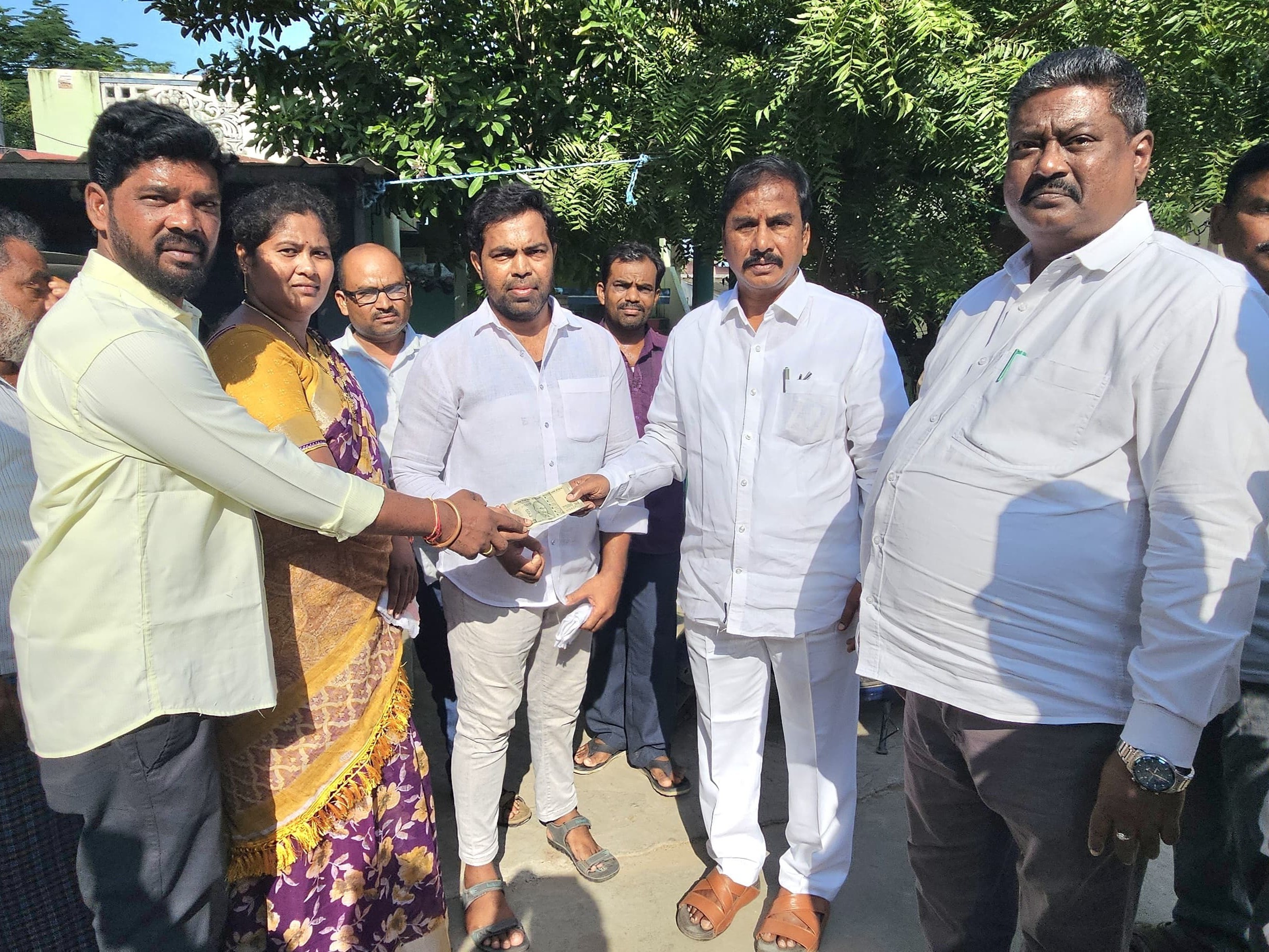 ఎన్టీఆర్ భరోసా పెన్షన్లు పంపిణీ చేసిన: ఎమ్మెల్యే