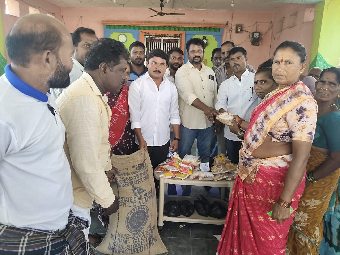 మత్స్యకారులకు నిత్యవసర సరుకులు పంపిణీ