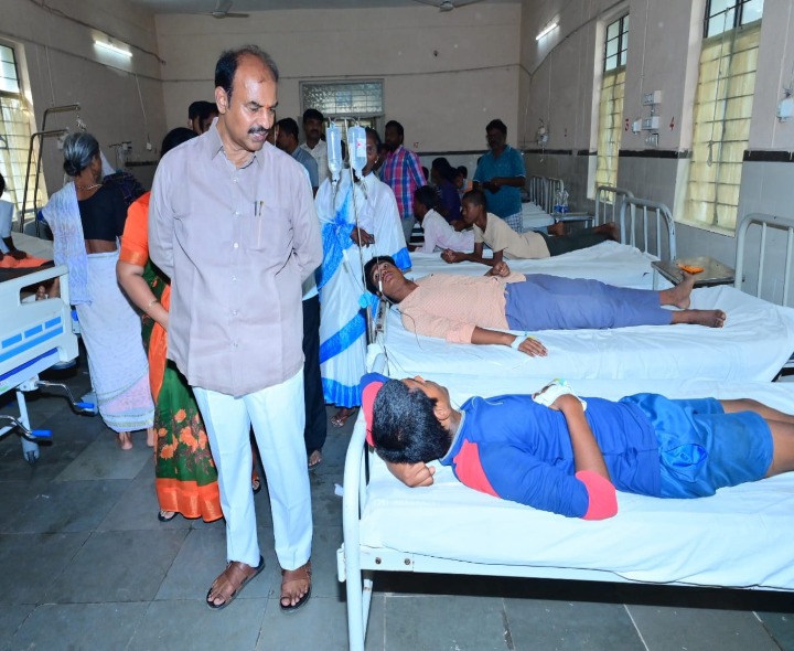 ఆసుపత్రిలో విద్యార్థులను పరామర్శించిన ఎమ్మెల్యే