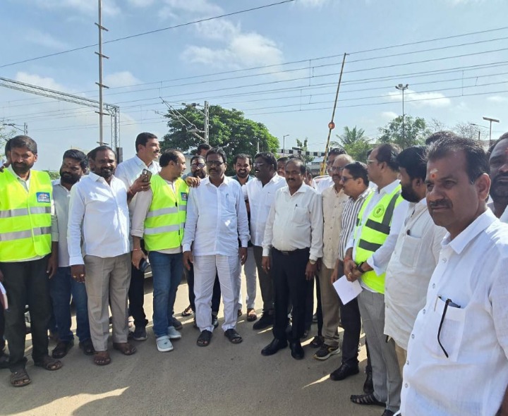 నిర్మాణం స్థలాన్ని పరిశీలించిన అధికారులు