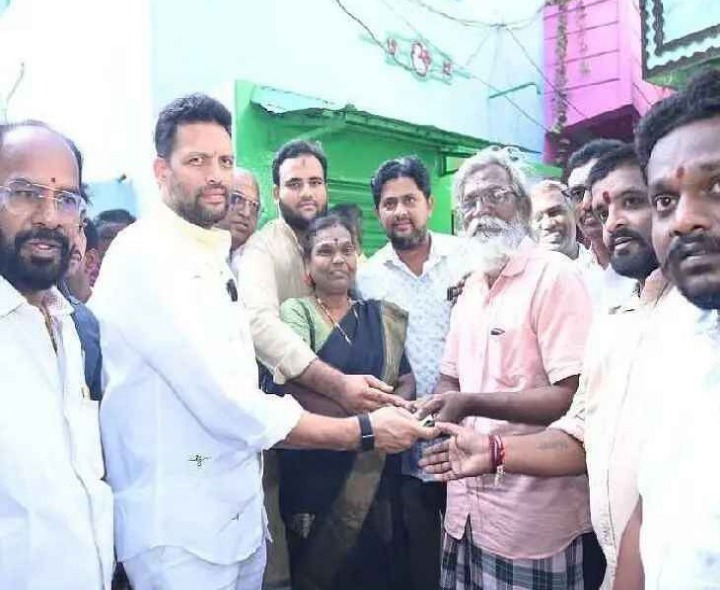 ఇంటింటికీ పింఛన్లు పంపిణీ చేసిన మంత్రి