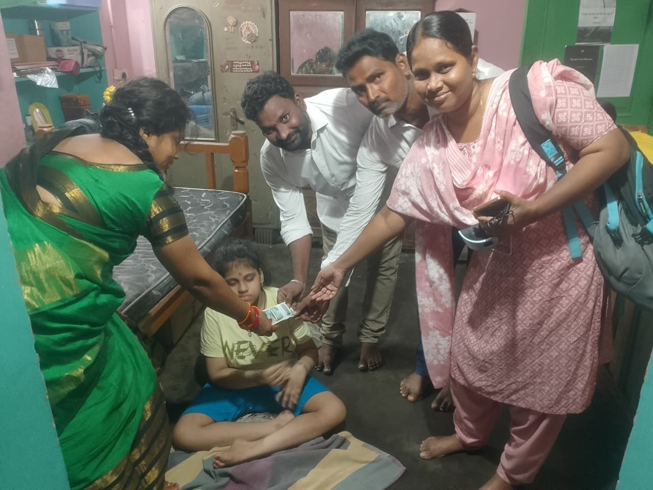 అల్లినగరంలో పింఛన్‌లు పంపిణి కార్యక్రమం