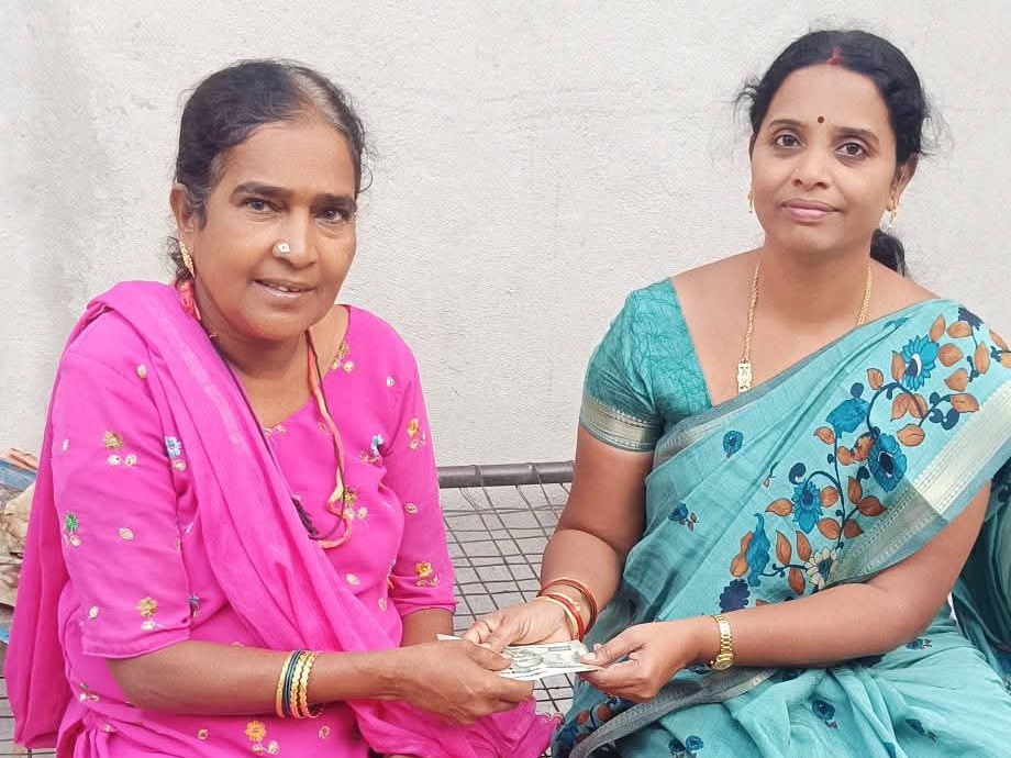 పింఛన్‌లు పంపిణీ చేసిన కౌన్సిలర్ జింక లక్ష్మీదేవి