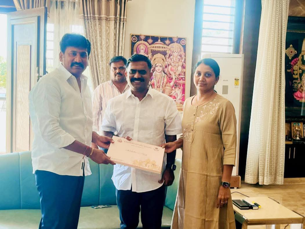 కేతిరెడ్డి వెంకట్రామిరెడ్డిని ఆహ్వానించిన తోపుదుర్తి