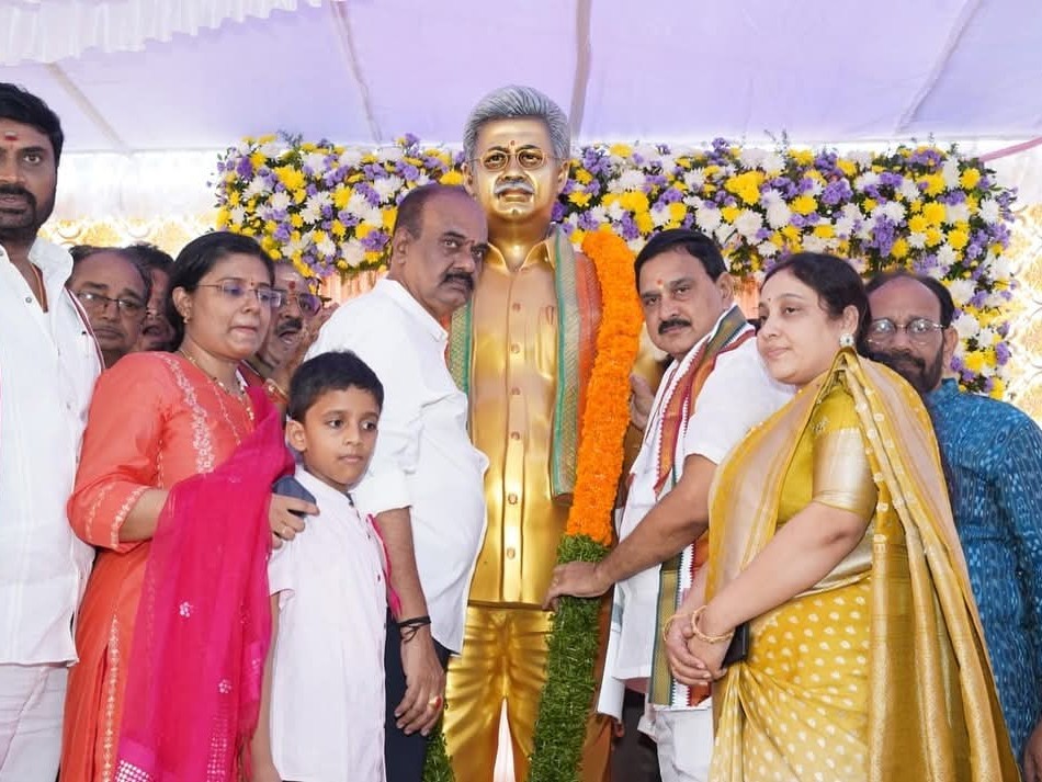 తాడేపల్లిగూడెంలో మాజీ మంత్రి విగ్రహవిష్కరణ
