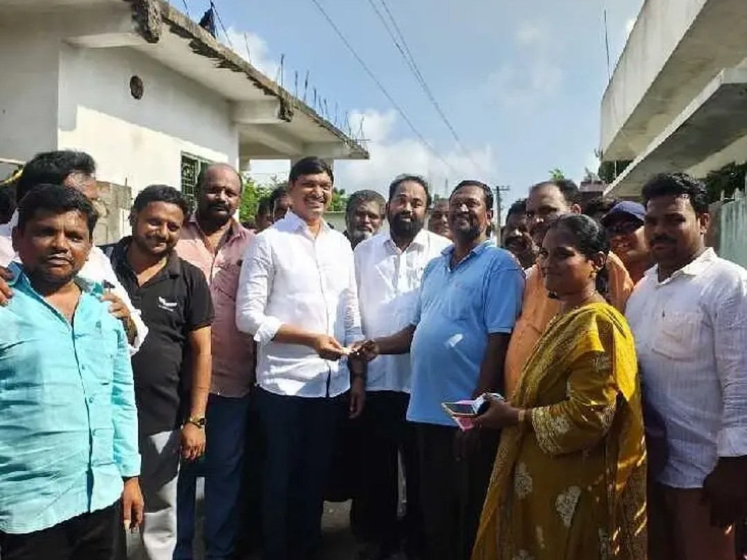 గూడూరులో పెన్షన్లు అందించిన ఎమ్మెల్యే