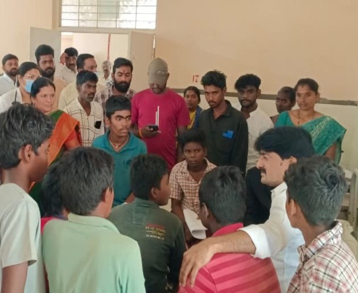 విద్యార్థులను పరామర్శించిన ఎమ్మెల్యే విజయుడు