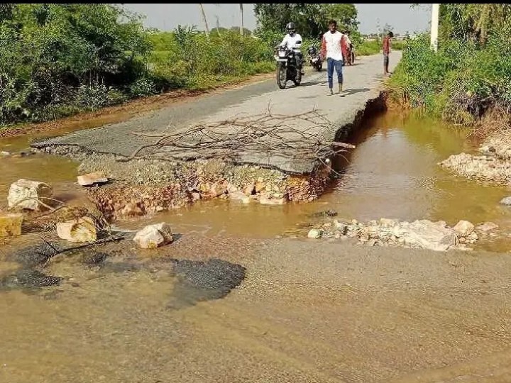 తుఫాన్ ప్రభావంతో దెబ్బతిన్న రోడ్డు