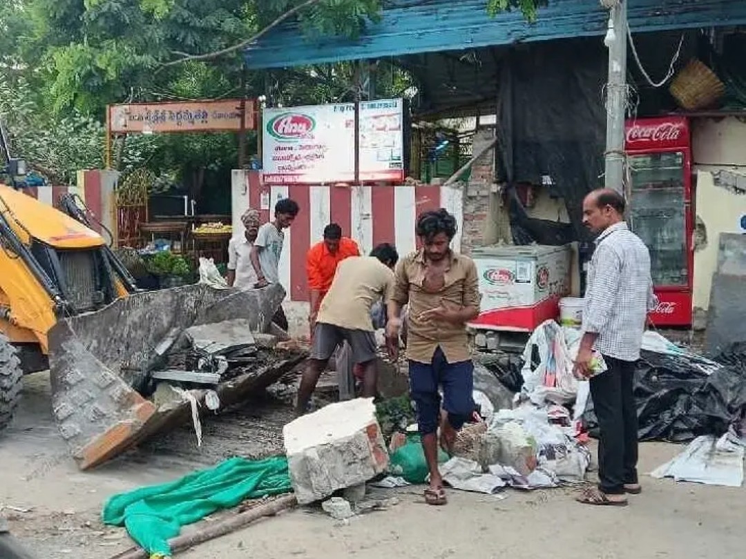 అక్రమ కట్టడాలను తొలగించిన అధికారులు