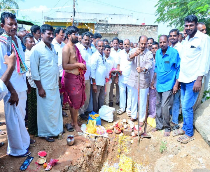 రోడ్డు నిర్మాణ పనులు పూర్తి చేయాలి : ఎమ్మెల్యే