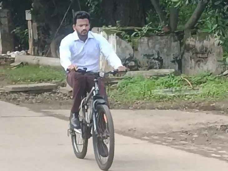 సైకిల్ పై కార్యాలయానికి వచ్చిన జాయింట్ కలెక్టర్