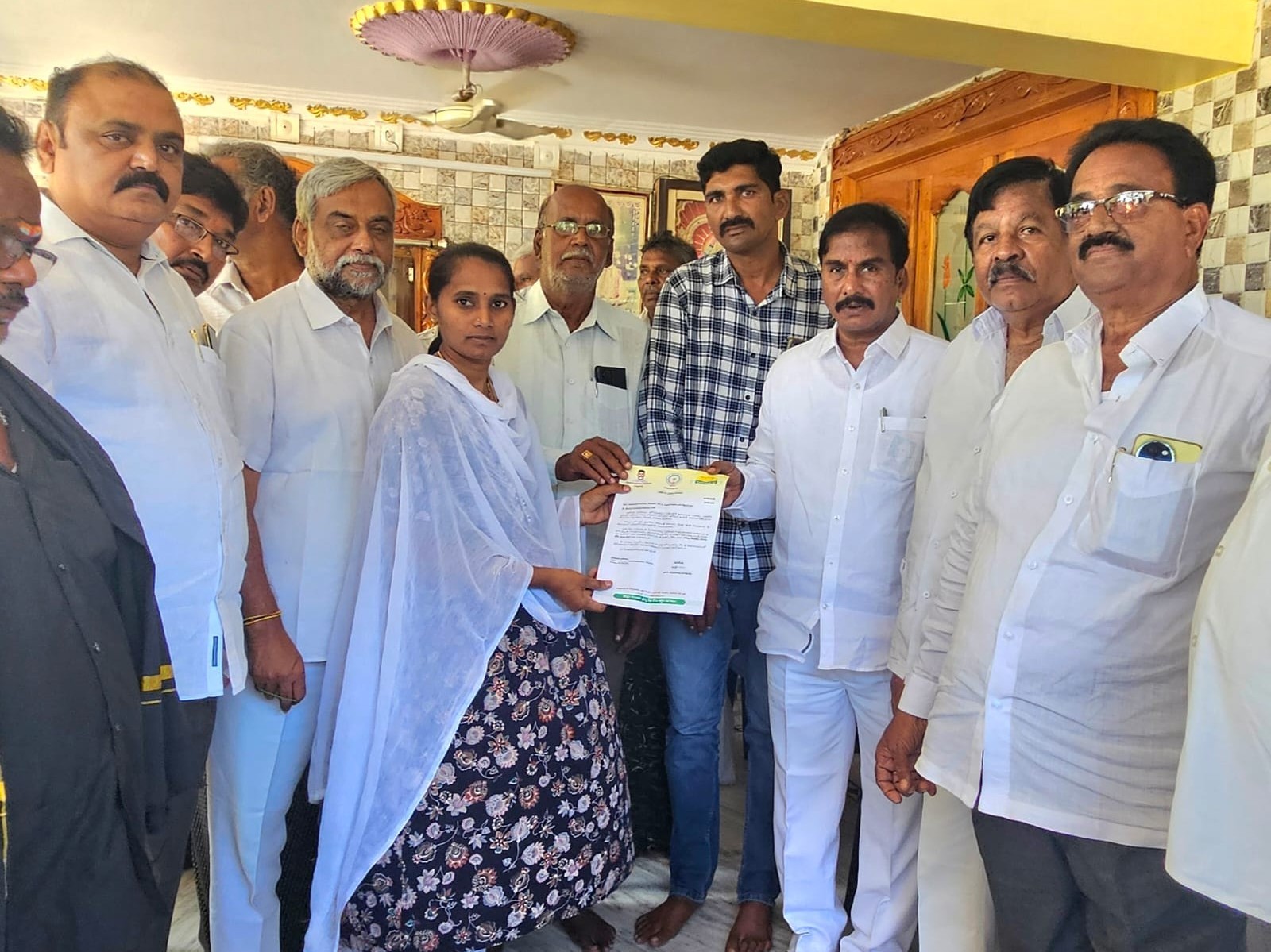 వత్సవాయిలో సీఎం రిలీఫ్ ఫండ్ చెక్కుల పంపిణీ చేసిన ఎమ్మెల్యే